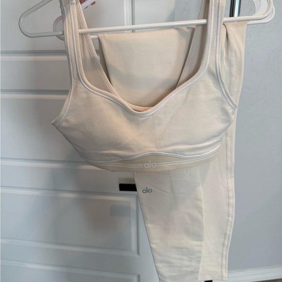 ALO Yoga Women's Heart throb oatmilk and white Sports Bra and leggings Set - Picture 3 of 9